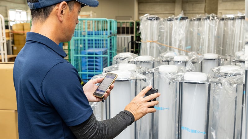 RFIDリーダーで在庫管理をするスタッフ