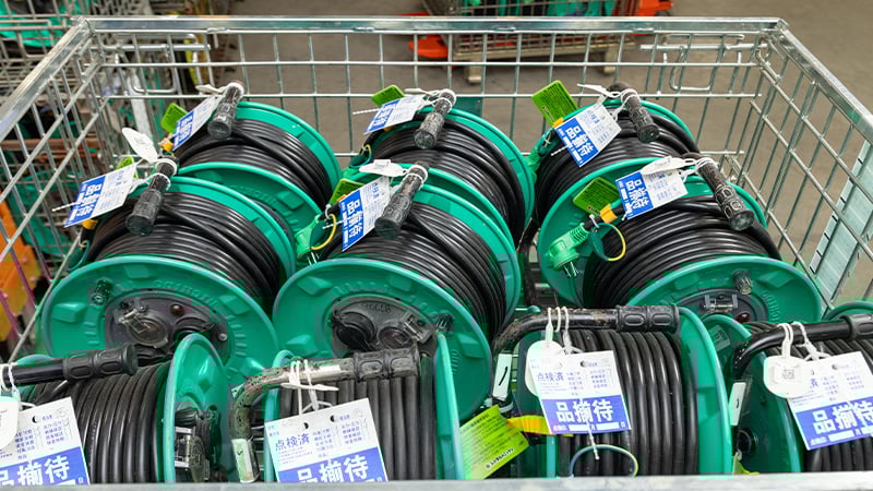 さまざまな長さのケーブル類