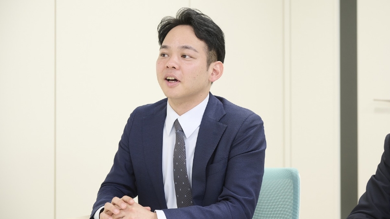 再生冷媒のメリットについて話す庄司氏