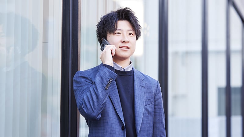 お客様とスマートフォンで連絡する様子