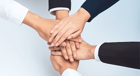 重なり合う複数の掌